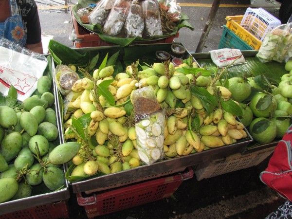 мелкие зелёные кислые манго в таиланде