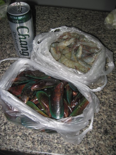 сырые креветки и мидии блюда из рыбы и морепродуктов в таиланде