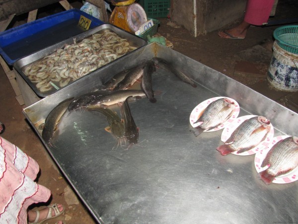 Свежая рыба на рынке в таиланде