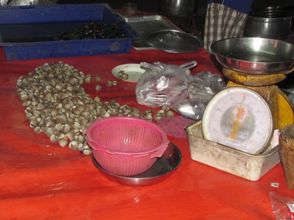 моллюски на рынке блюда из рыбы и морепродуктов в таиланде
