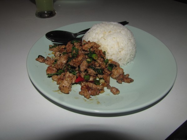 Рис со свининой и листьями базилика тайские травы