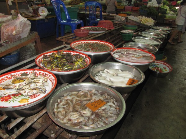 Крабы и другие морепродукты на рынке блюда из рыбы и морепродуктов в таиланде