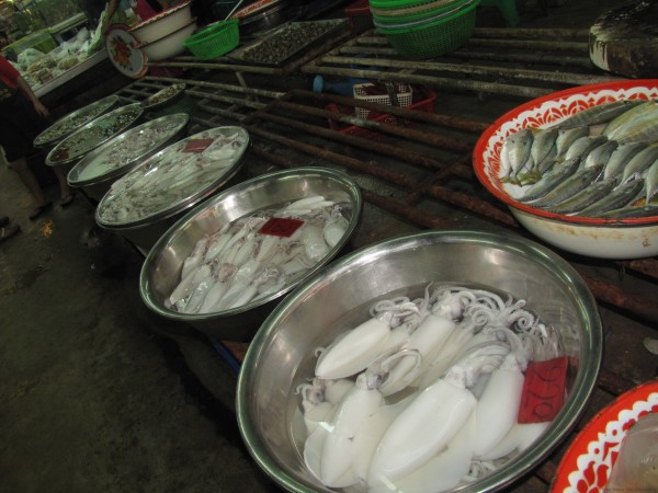 кальмары на рынке блюда из рыбы и морепродуктов в таиланде