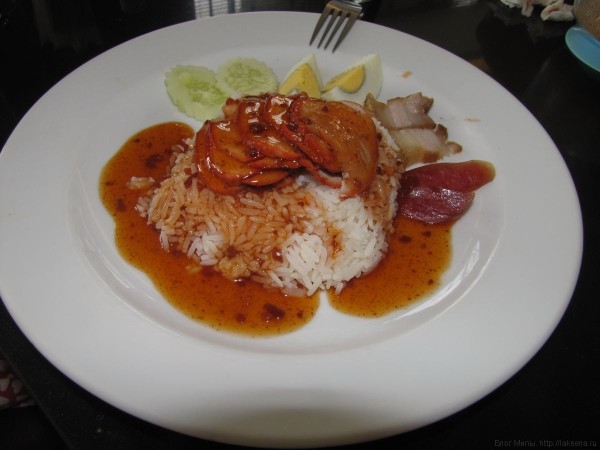 Рис с красной свининой moo daeng мясо в тайской кухне