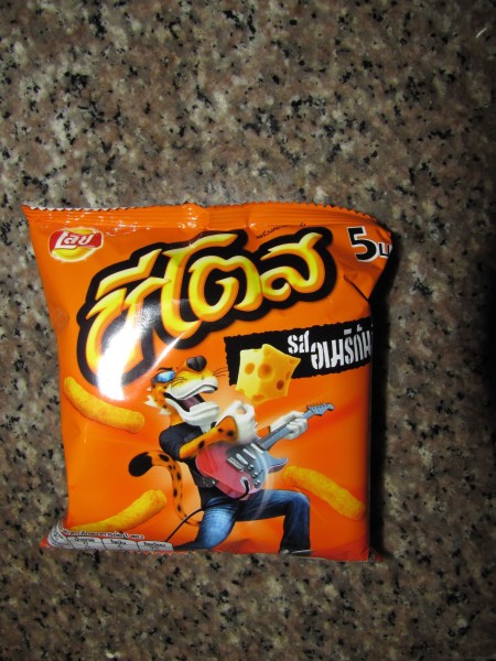 Чипсы Cheetos на тайском