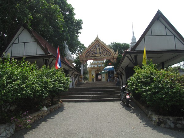 смотровая площадка в Паттайе храм Wat Khao Phra Bat