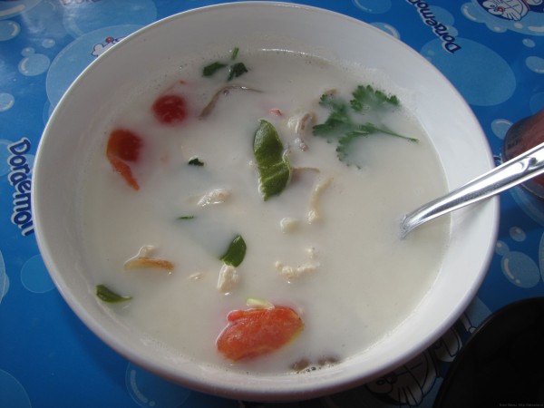 Суп Том КХа Кай (остро-кислыйсуп с кокосовым молоком и курицей)