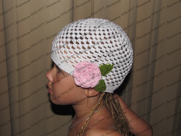 летняя шапочка девочке крючком с розой