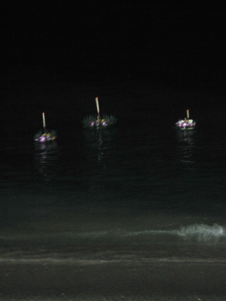 кратонги на воде на Лой Кратонг