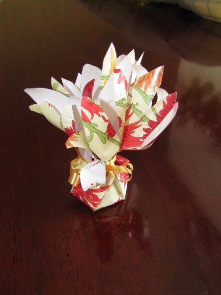 упаковка подарка в цветочный мешочек из бумаги
