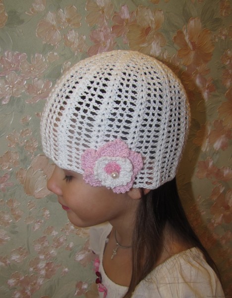 белая ажурная летняя шапочка девочке крючком с махровым цветком