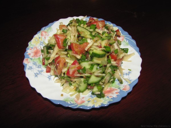 Салат с черемшой, капустой, помидорами и огурцами