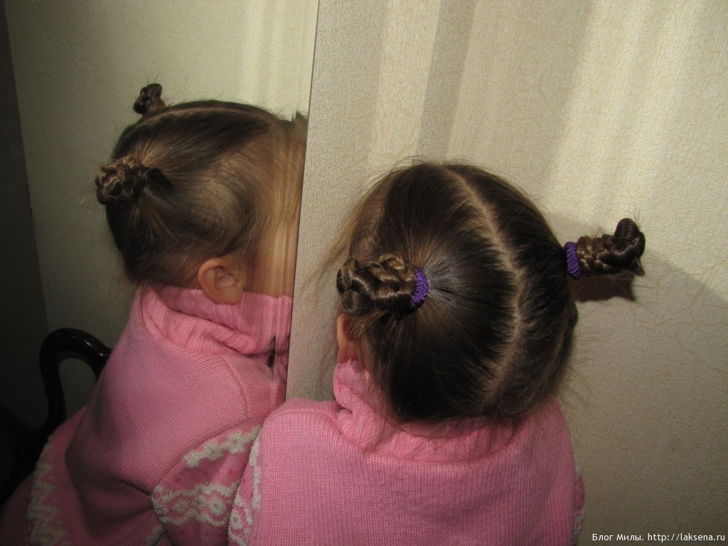 Новогодние причёски для мам и их дочек. Фото №11