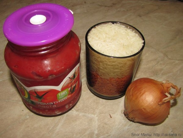 красная чечевица с рисом луком томатной пастой и специями