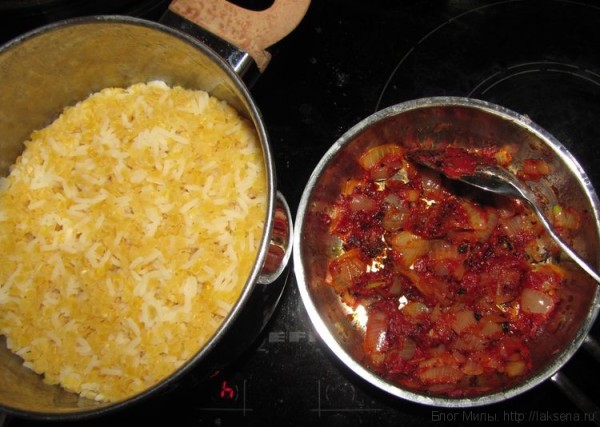 красная чечевица с рисом и лук с томатной пастой и специями