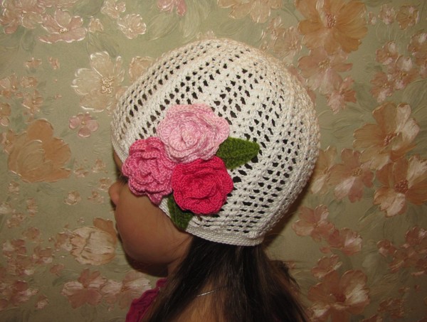 Летняя шапочка девочке крючком "Букет роз"