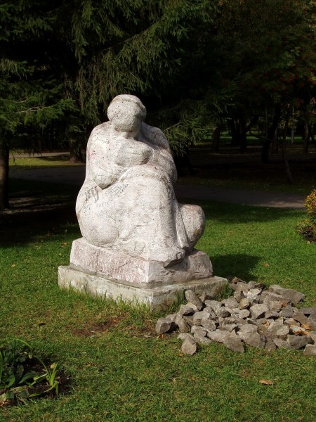 памятники первомайский сквер новосибирск мир женщина с ребенком