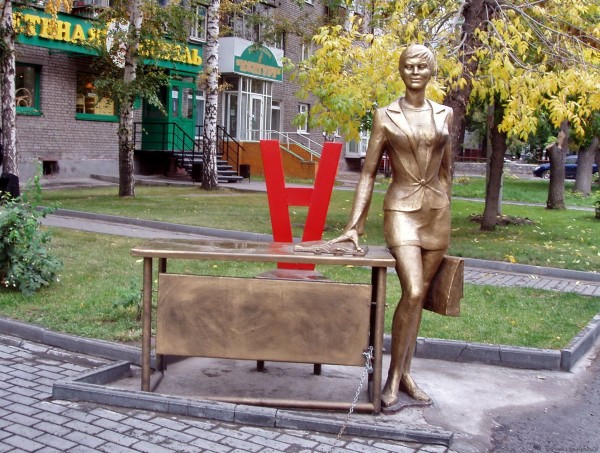 Городские скульптуры Новосибирска по улице Мичурина памятник деловой женщине