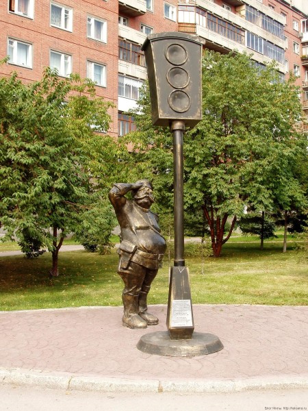 памятники в Новосибирске фото Памятник первому светофору