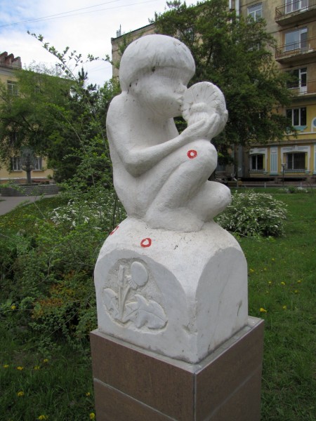 скульптуры новосибирска сережа мальчик с одуванчиком
