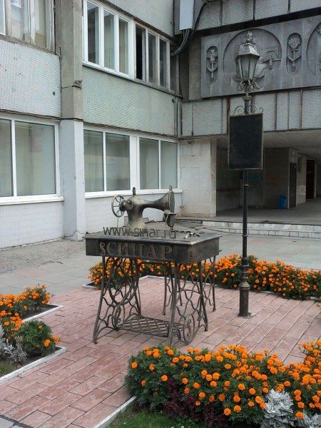 памятники в новосибирске памятник швейной машинке зингер