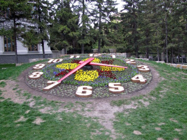 памятники в новосибирске цветочные часы