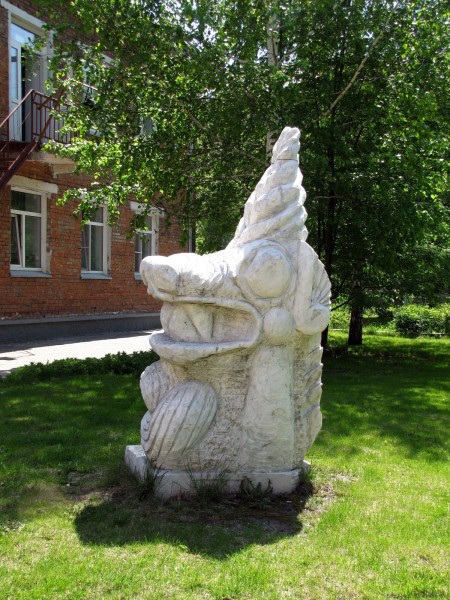 каменные скульптуры новосибирска козел отпущения