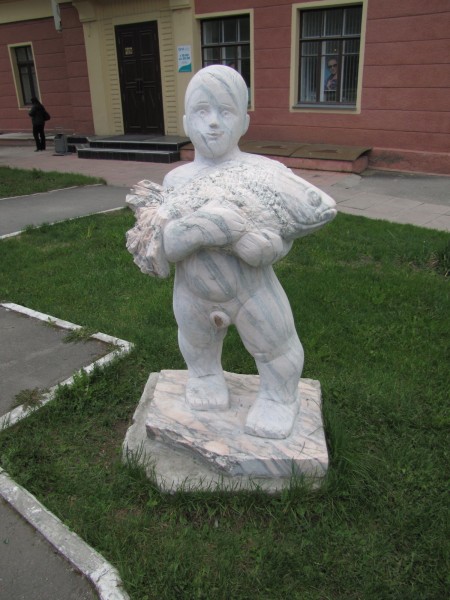 каменные скульптуры новосибирска первый улов мальчик с рыбой