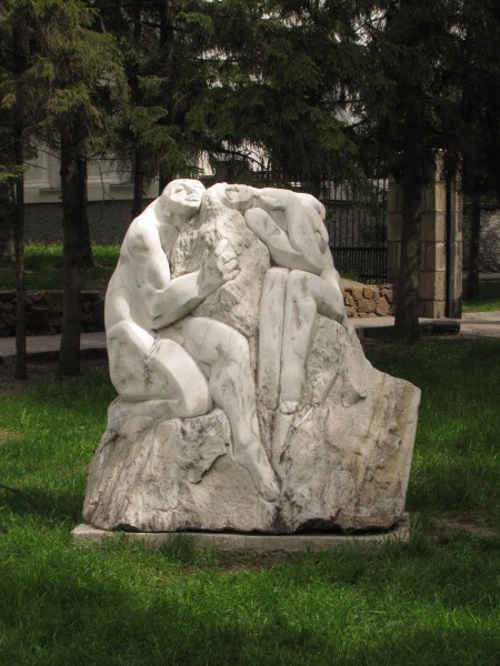 каменные скульптуры новосибирска пара утопающая в объятиях утомленные любовники