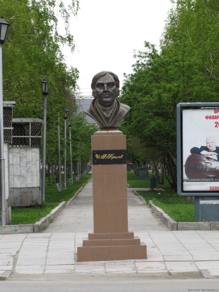 памятники скульптуры Новосибирска фото памятник И.А. Крылову