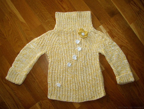 Желтый меланжевый свитер реглан спицами для девочки