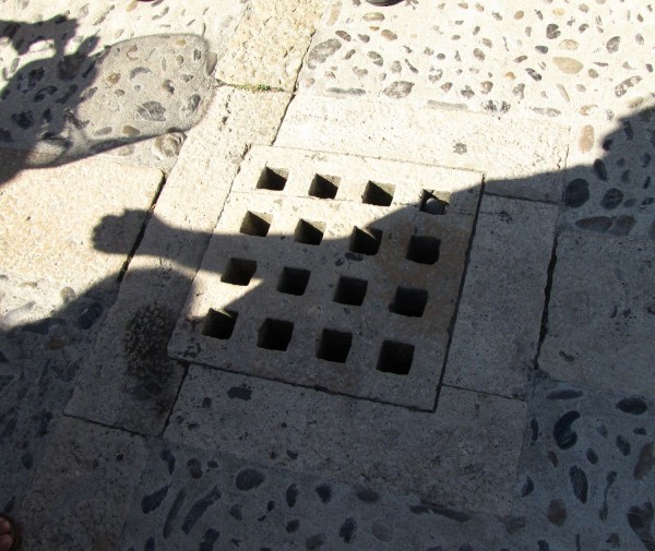 канализационная решетка мостагород Бесалу Испания