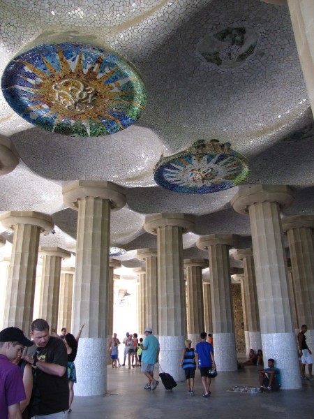 мозаика на потолке зала 100 колонн парк гуэль барселона
