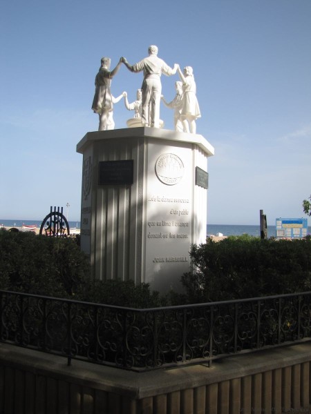 монумент ла сардана набережная в калелье