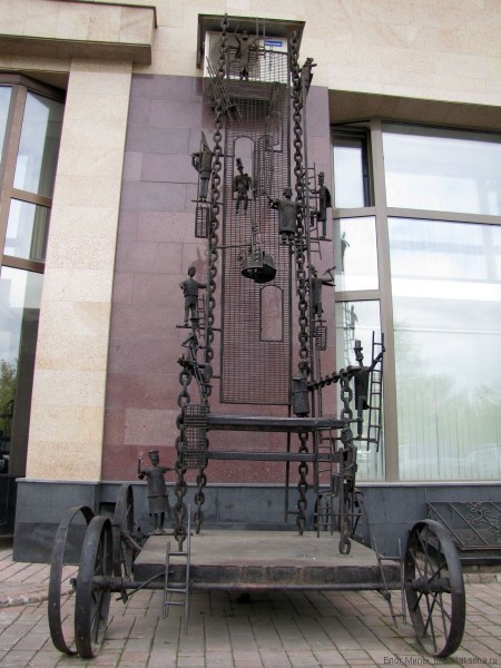 памятники новосибирска на площади ленина трон