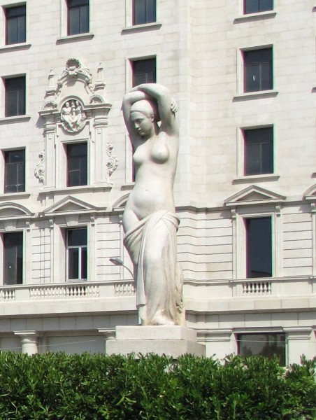 площадь каталонии в барселоне скульптура "Юность" Жузепе Клара
