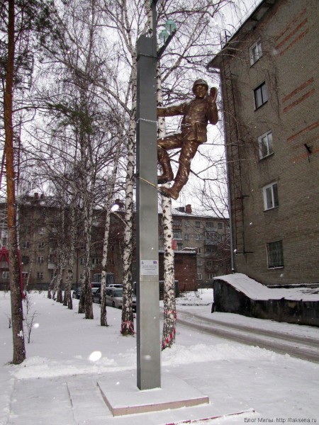 памятники скульптуры новосибирска Памятник электромонтеру на фонарном столбе