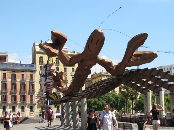 памятник улыбающийся лангуст, набережная Барселоны