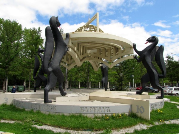 памятники в новосибирске сибирские просторы памятник с соболями