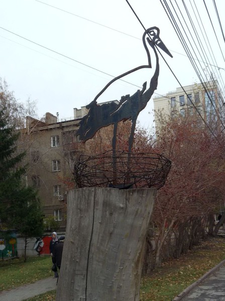 Памятники в Новосибирске на улице Серебренниковской аист
