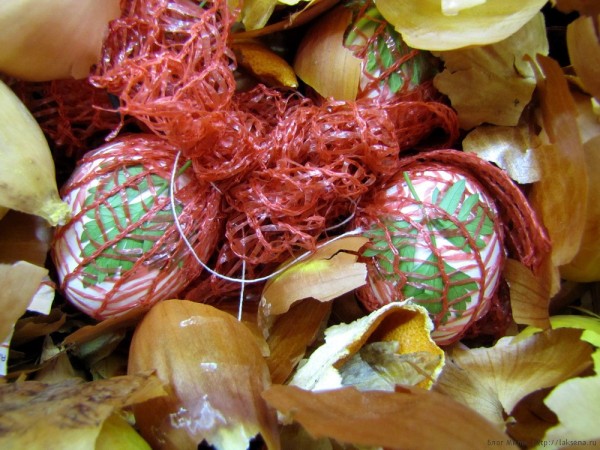 крашеные яйца с листочками в луковой шелухе