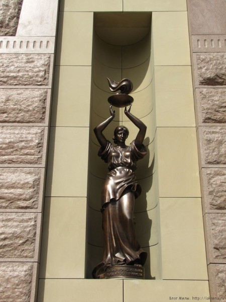 Городские скульптуры Новосибирска по улице Мичурина скульптура богини гестии