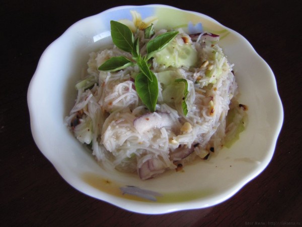 Салат из рисовой вермишели с огурцом в тайском стиле