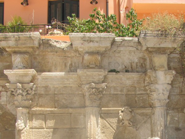 ретимно старый город надпись на фонтане римонди