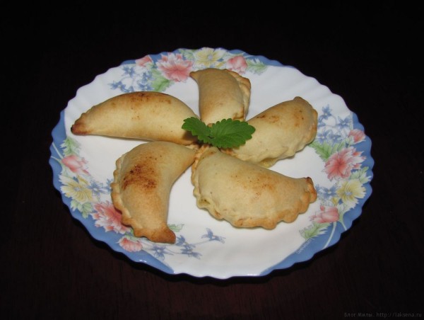Кальцунья - критские пирожки с творогом и мятой из Ханя