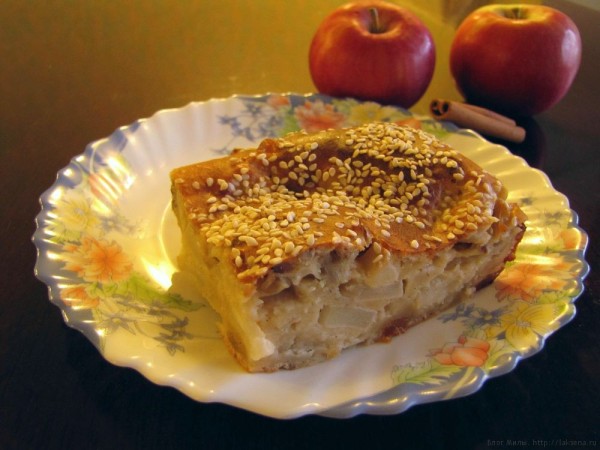 Творожный пирог с яблоками и изюмом