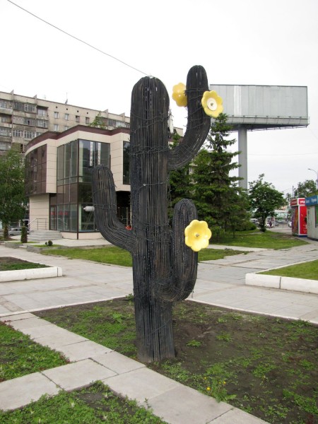 черный кактус уличные скульптуры новосибирска на улице ленина