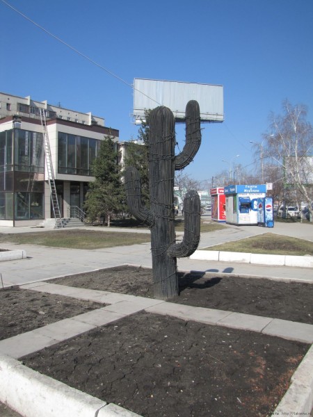 черный кактус уличные скульптуры Новосибирска на улице ленина