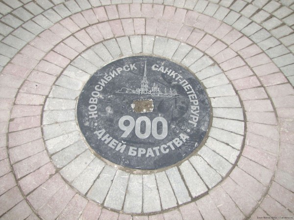питерский камень 900 дней братства уличные скульптуры новосибирска на улице ленина