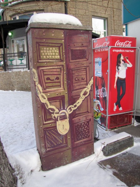 уличные скульптуры новосибирска на улице ленина технический ящик с ключом